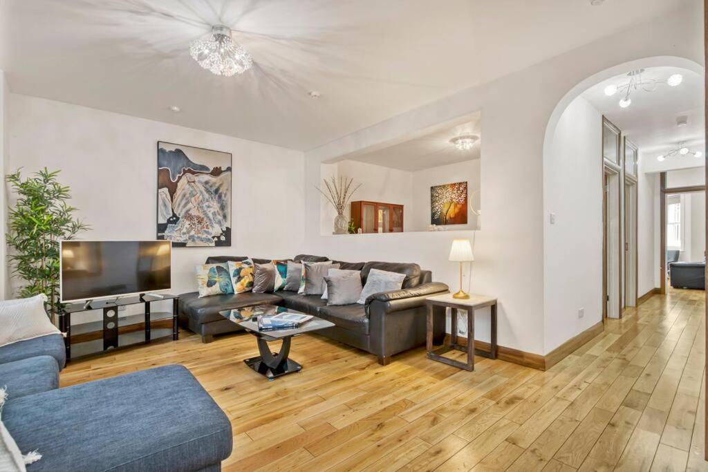 Spacious 3 Bed Apt- Earls Court Appartement *