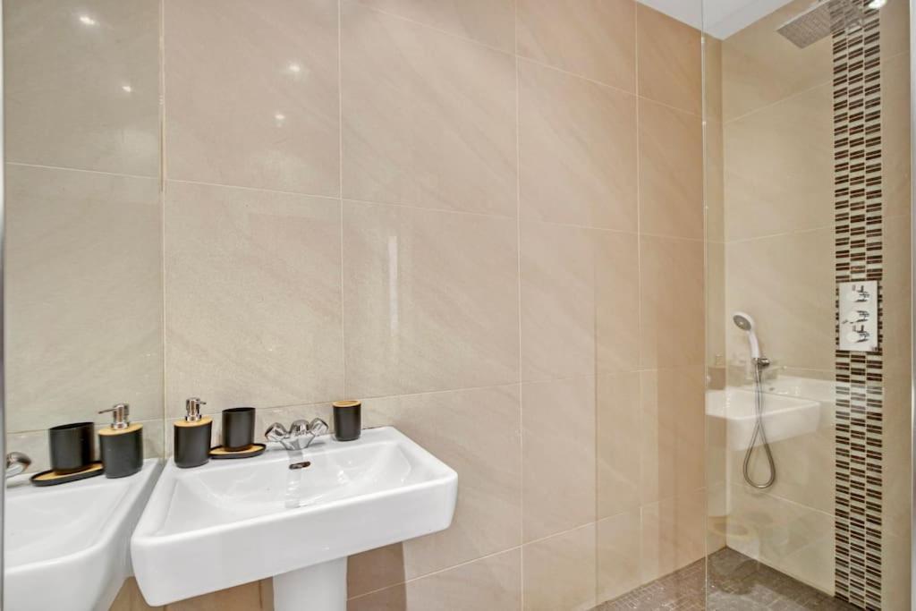 Spacious 3 Bed Apt- Earls Court Appartement *