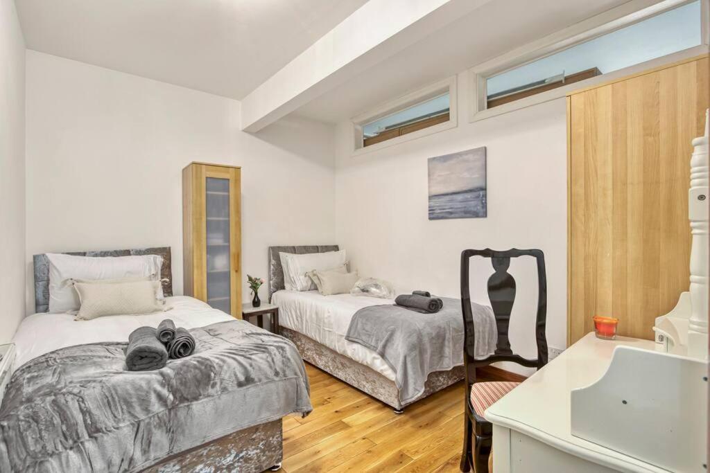 Spacious 3 Bed Apt- Earls Court Appartement Londen