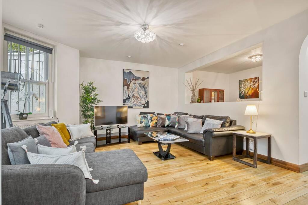 Spacious 3 Bed Apt- Earls Court Appartement *