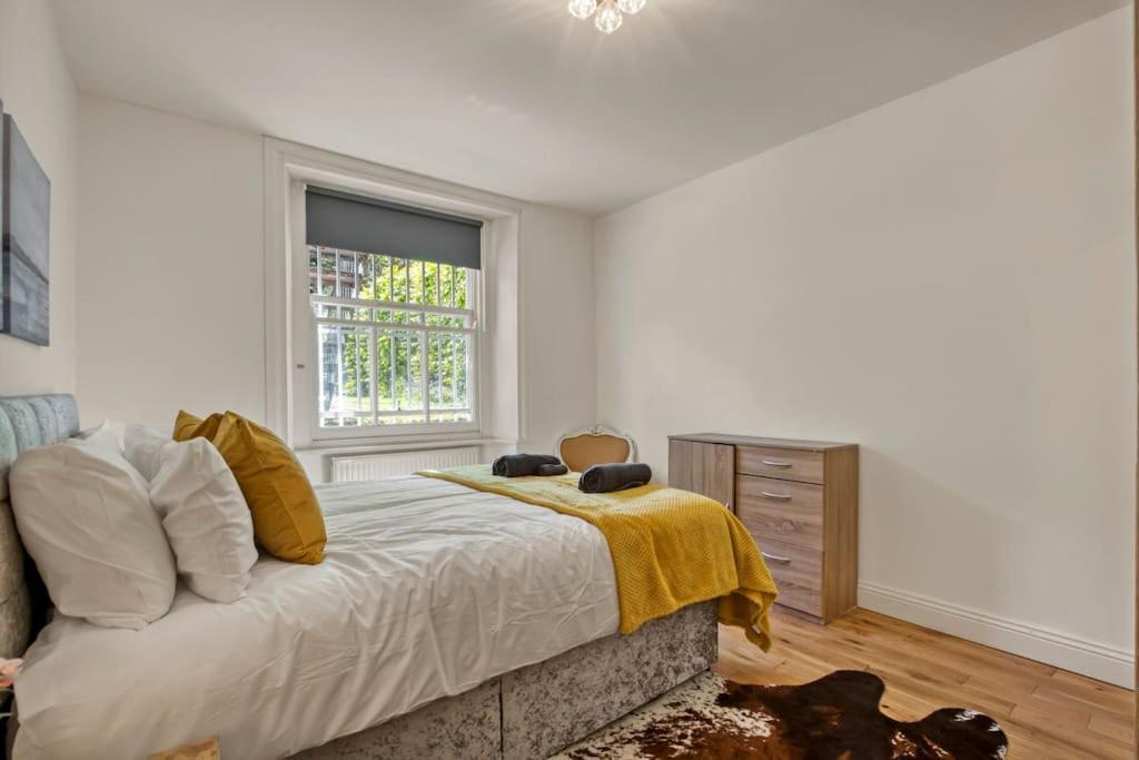 Spacious 3 Bed Apt- Earls Court Appartement Londen