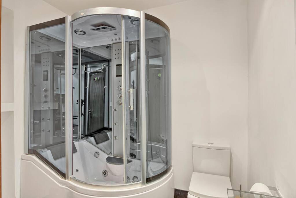 Spacious 3 Bed Apt- Earls Court Appartement Londen