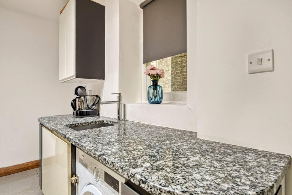 Spacious 3 Bed Apt- Earls Court Appartement
