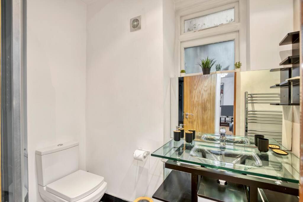 Spacious 3 Bed Apt- Earls Court Appartement *