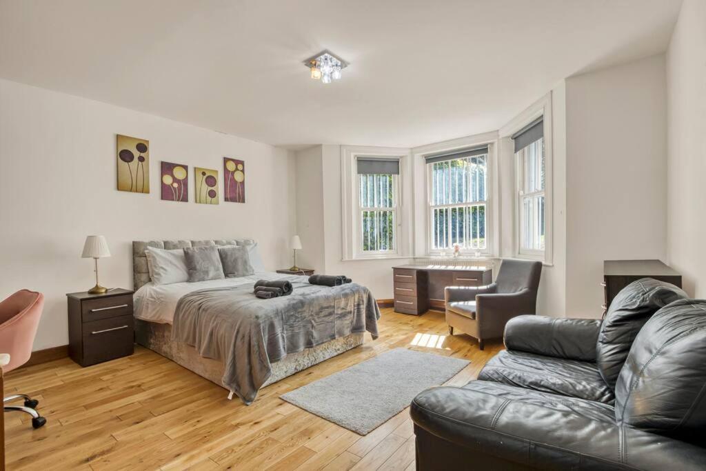 Spacious 3 Bed Apt- Earls Court * Londen