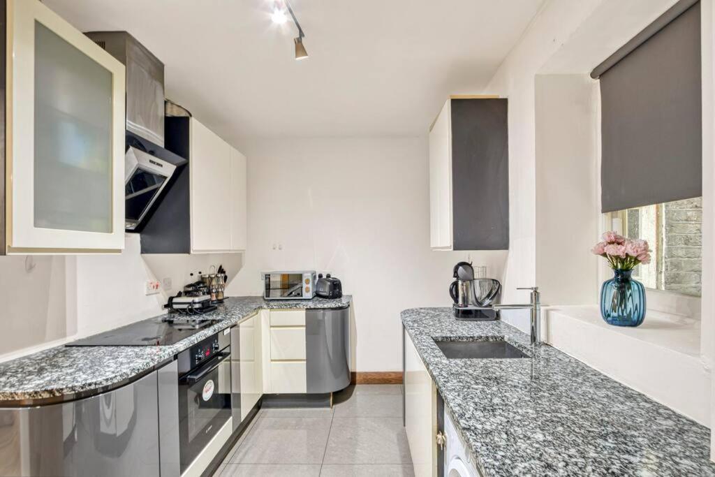 Spacious 3 Bed Apt- Earls Court * Londen