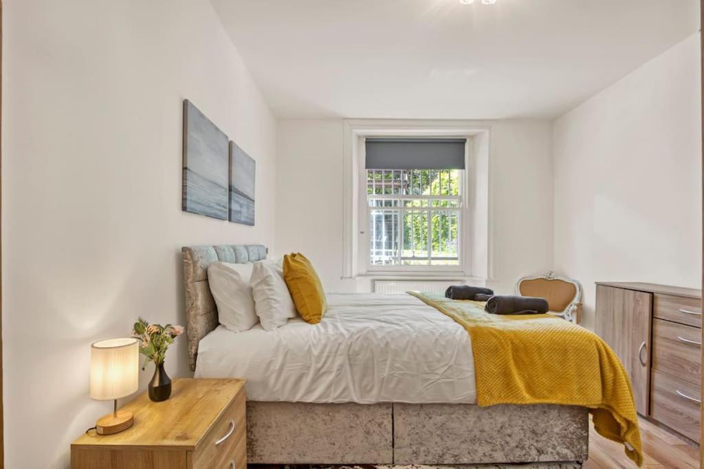 Spacious 3 Bed Apt- Earls Court Appartement *